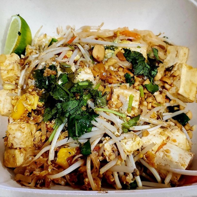 Pad thai with tofu, bean sprouts, peanuts, lime and cilantro